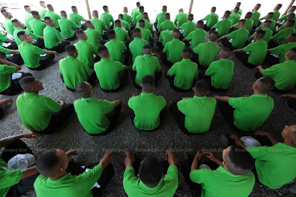 Driehonderd gevangenen uit de Ban Noen Sung-gevangenis in Prachin Buri vrijgelaten om hun handjes te laten “wapperen”