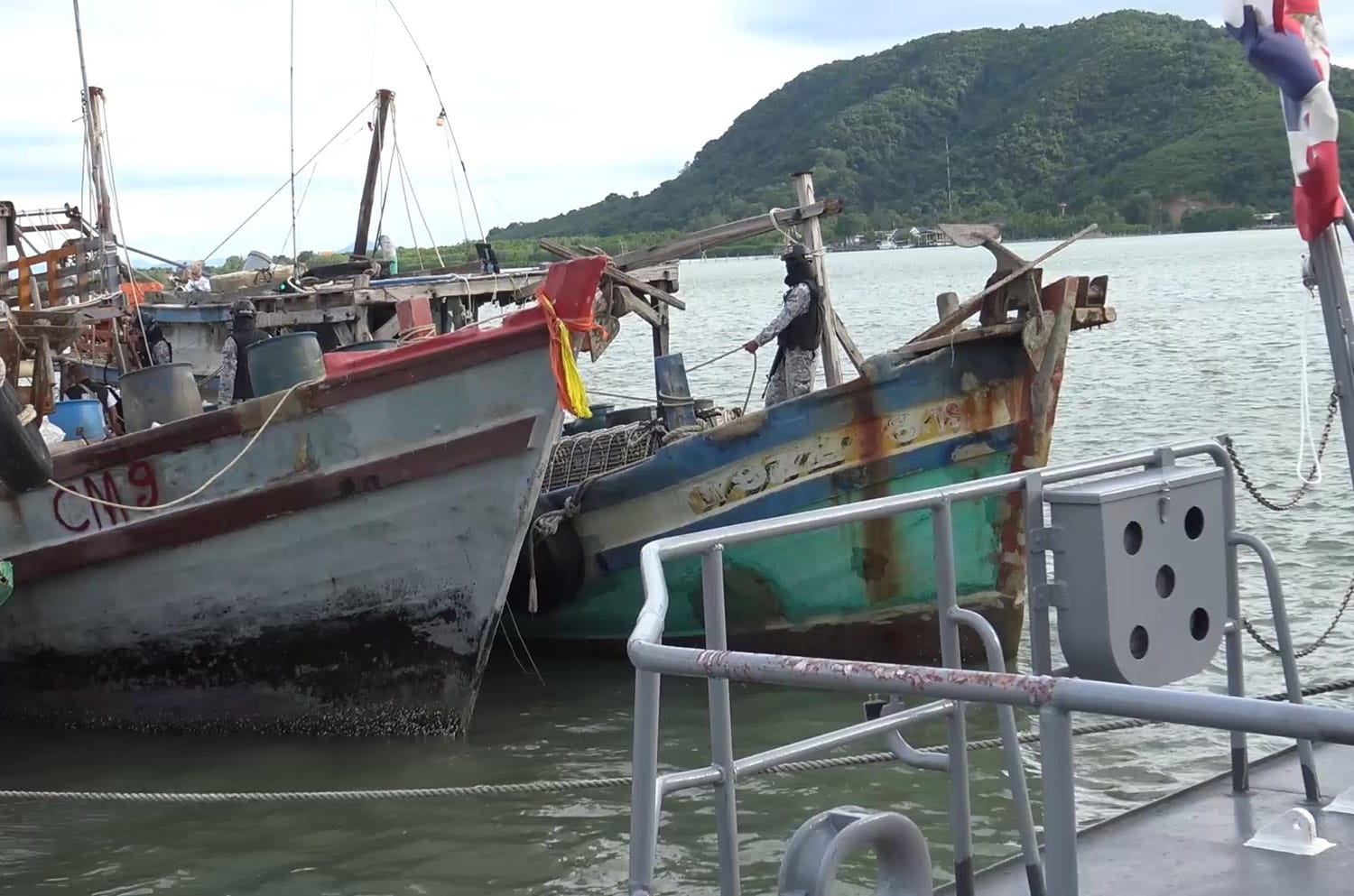Twee Vietnamese trawlers tijdens het vissen naar zeekomkommers bij Songkhla in beslag genomen, 8 bemanningsleden gearresteerd