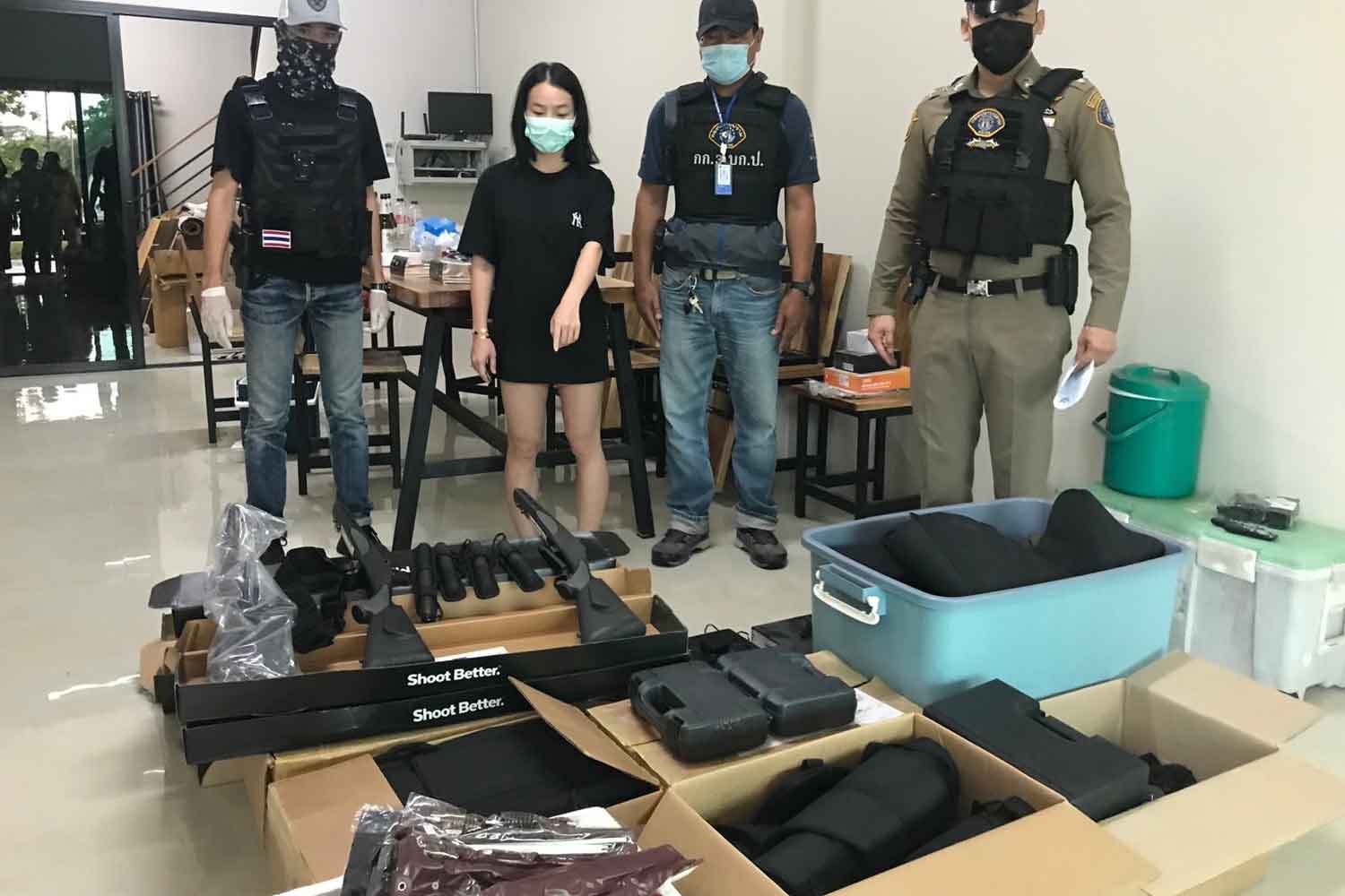 Politie onderneemt invallen gericht op wapensmokkelaars in verschillende provincies in Thailand