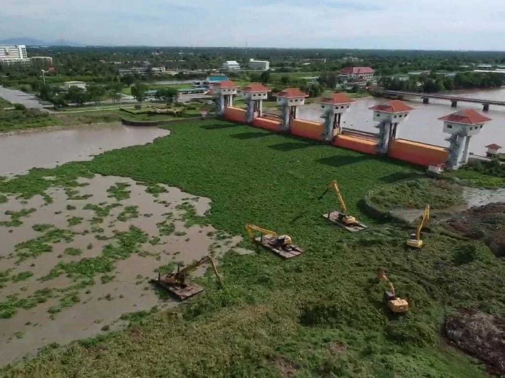Irrigatie departement van Thailand haast zich om waterwegen van onkruid te ontdoen voordat de moesson werkelijk gaat losbarsten
