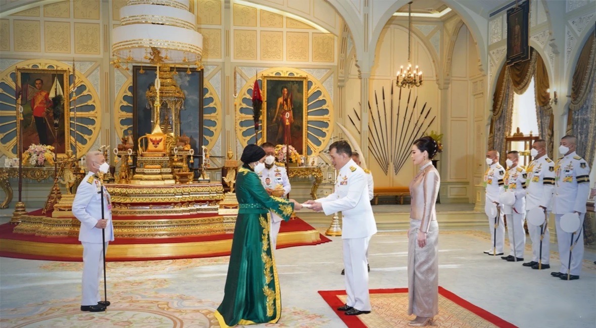 De Koning van Thailand en zijn gemalin ontvingen van de nieuwe buitenlandse ambassadeurs de geloofsbrieven 