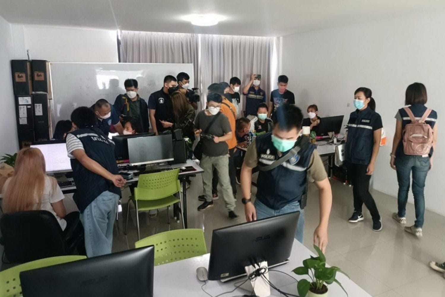 Politie in Chiang Mai valt één school voor telefoonoplichters binnen en arresteert de leiding en leerlingen