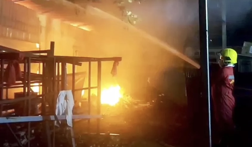 Plots ontstane brand verwoestte een hotelmagazijn in Jomtien 