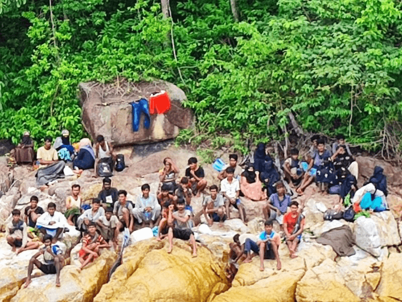 Mensenhandelaren dumpen 59 Rohingya vluchtelingen op eiland voor Satun, politie onderzoekt deze zaak