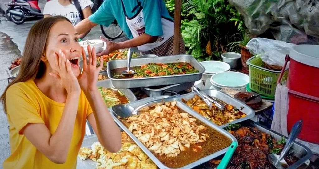 De tankstations in Thailand zijn begonnen met verkoop van prijscrisis hapje van 25 baht voor een rijstcurry