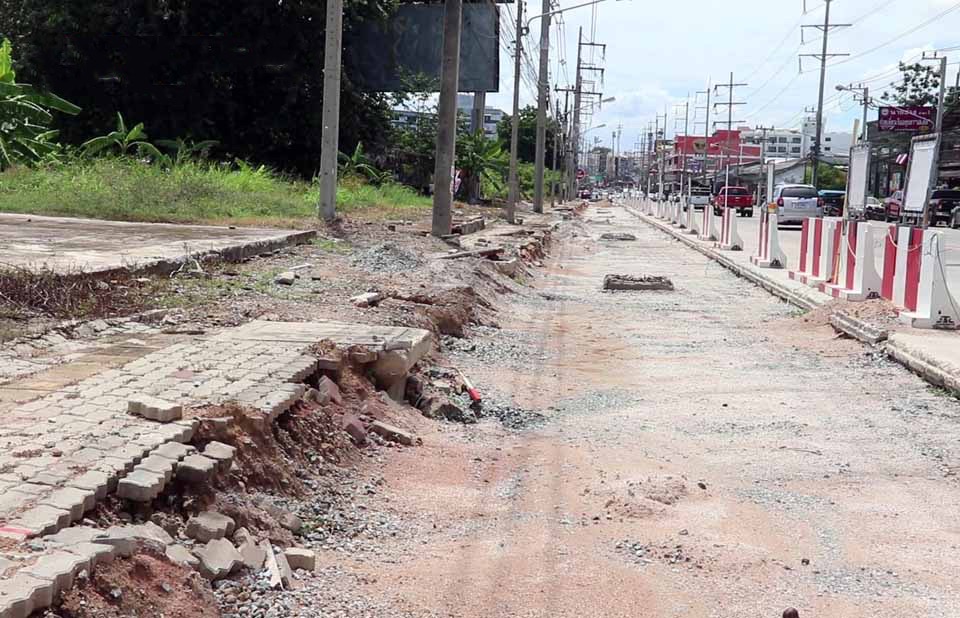 Burgemeester van Pattaya waarschuwt de wegwerkers om Thepprasit klus op tijd af te ronden