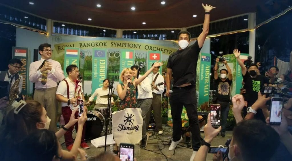 De nieuwe gouverneur van Bangkok, Khun Chadchart Sittipunt toont zijn danspasjes tijdens een concert in Lumpini Park