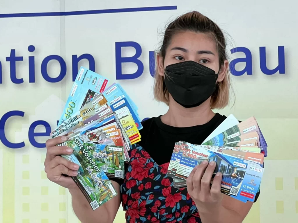 Slachtoffers van nepvouchers eisen actie tegen een reisbureau in Pattaya