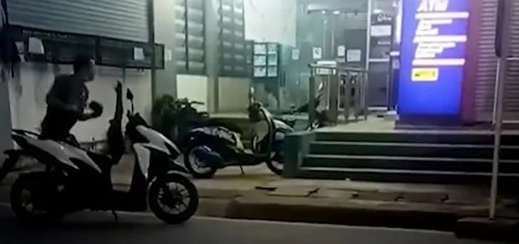 🎥  | Toerist breekt bij een bank Noord-Thailand in en maakt daar een ravage van jewelste