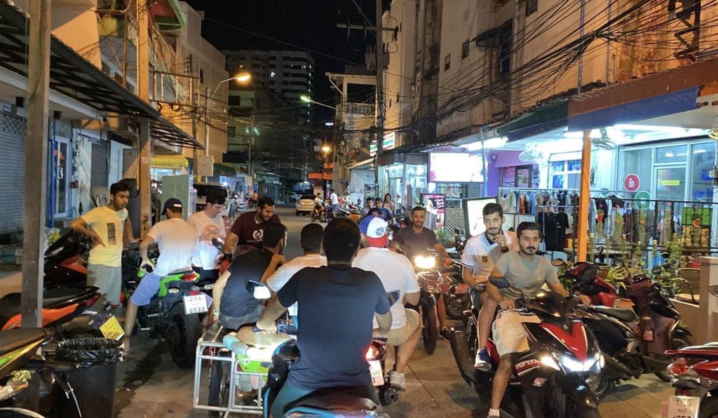 Het was even rustig in Pattaya, maar nu knorren weer in de late avonduren illegale motorracers door de kustplaats