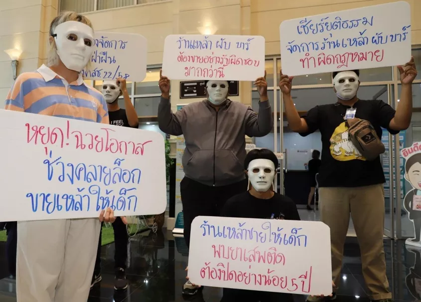 Anti-alcoholgroepen willen in Thailand de cafébedrijven onder de loep nemen