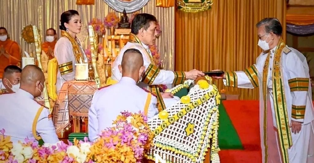 De Koning en zijn vrouw waren aanwezig bij een diploma uitreiking in de Universiteit van Nonthaburi