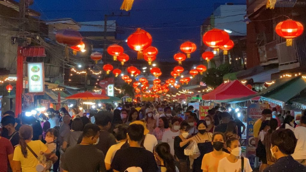 De Ban Chak Ngaew-markt komt eindelijk weer tot leven na sluiting van een jaar vanwege de Covid19 pandemie 