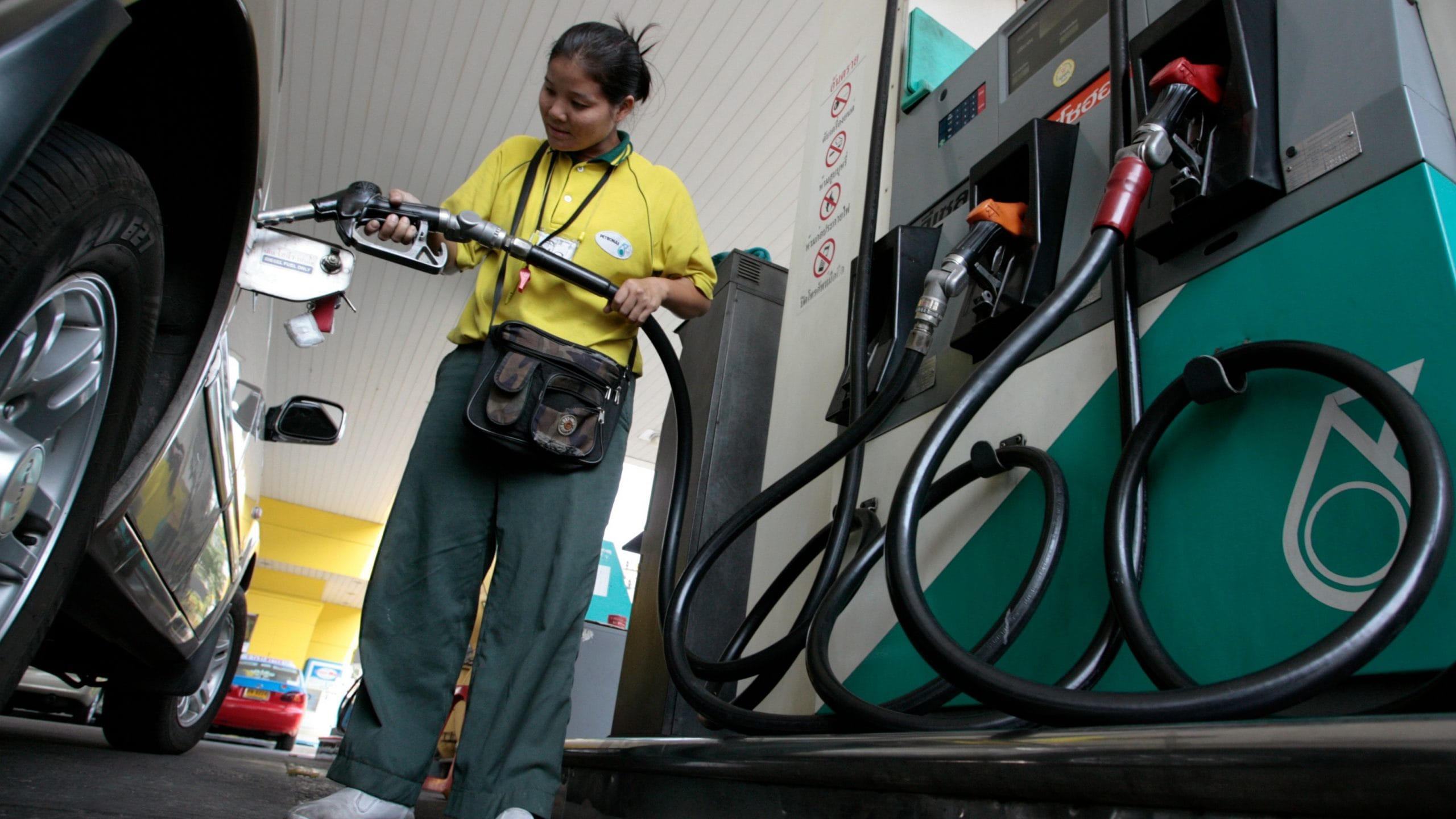 Net als in Nederland gaan de Laotianen naar hun buurland Thailand om goedkoop benzine te tanken  