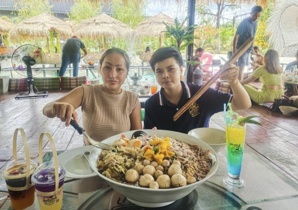 Het Thaise noedelrestaurant “Hanging Legs” in Pattaya daagt zijn klanten uit om binnen 20 minuten 4.5 kilo naar binnen te werken om 3,000 baht te winnen