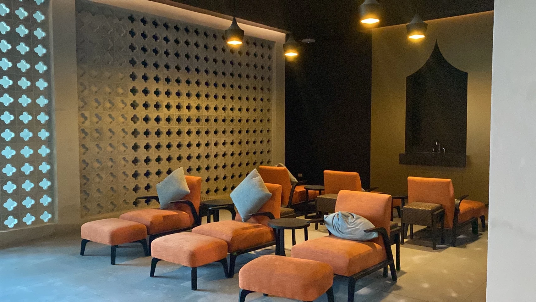 De parlementsleden van Thailand waden zich maar al te graag in luxe