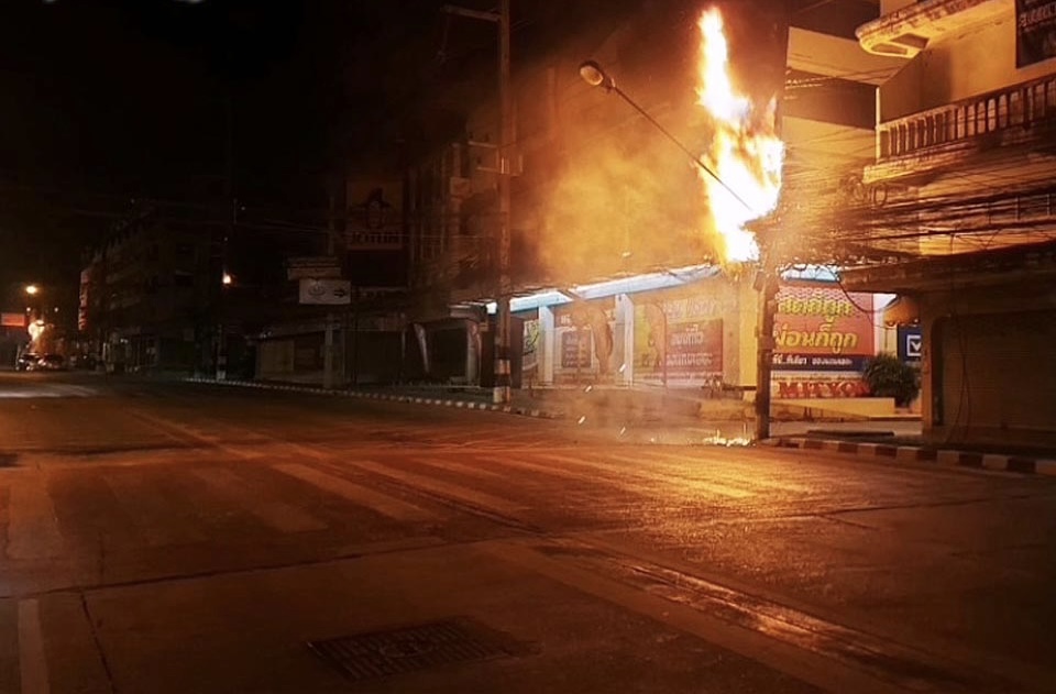 De nutskabels op de Thepprasit Road in Zuid-Pattaya vatte vlam en veroorzaakte grote internet onderbrekingen
