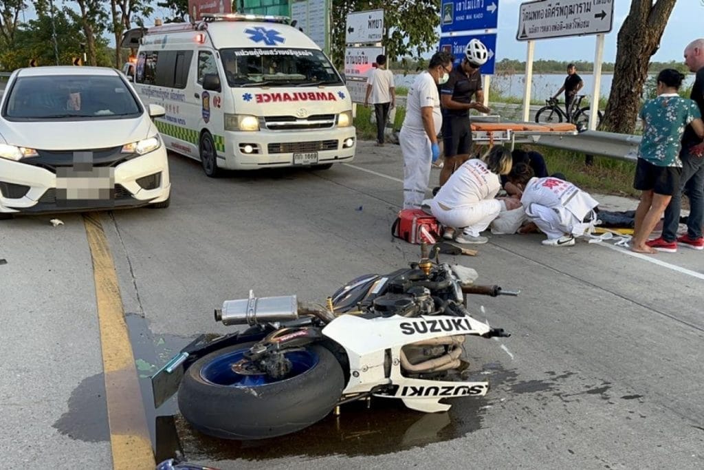 Buitenlander komt in Pattaya met zijn racemonster ten val en beland met ernstige toestand in het ziekenhuis