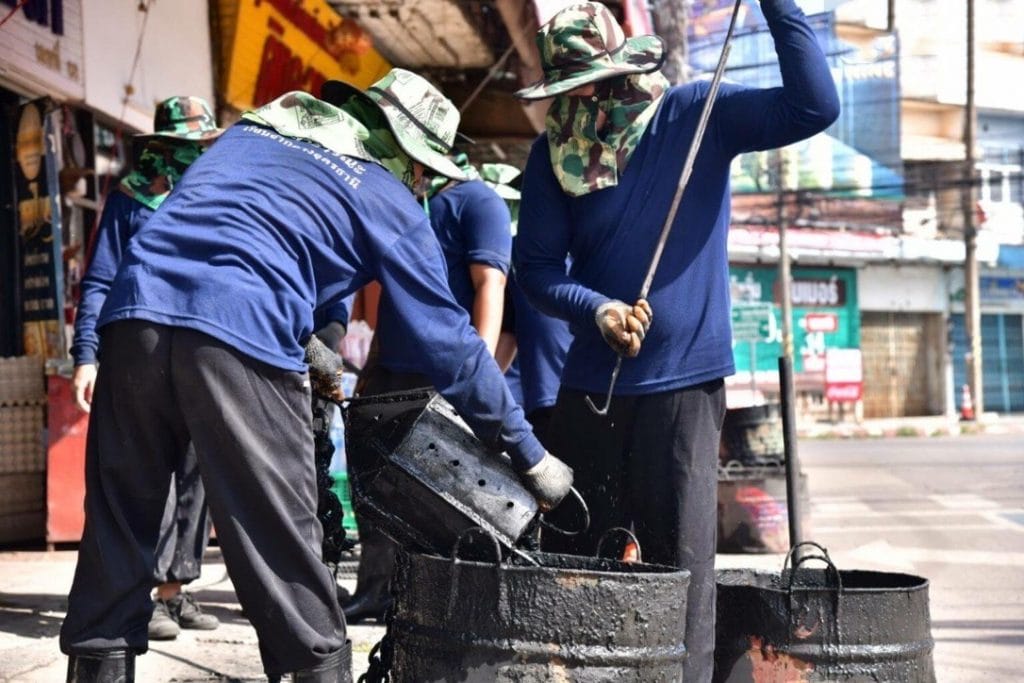 De gevangenen uit 12 Thaise gevangenissen in Pattaya en Bangkok aan het werk gezet als putjesschepper 