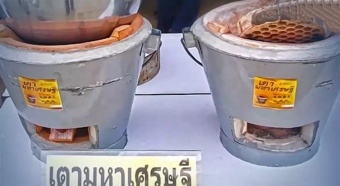 De traditionele Thaise kookstoof is goedkoop, milieuvriendelijk en verbruikt minder brandstof