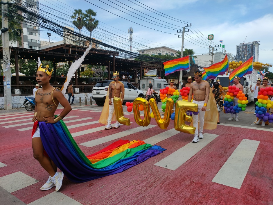 🎥 | Afgelopen weekend schitterde de regenboogkleuren in Pattaya, de gay community krijgt in Thailand steeds meer aandacht!