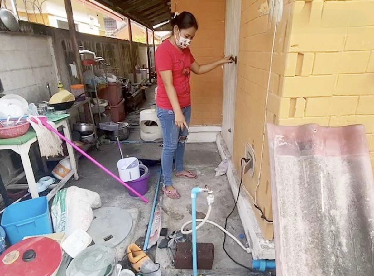 Geldwoekeraar haalt huis van een vrouw in Oost Thailand leeg, om haar tot terugbetaling van haar lening te bewegen