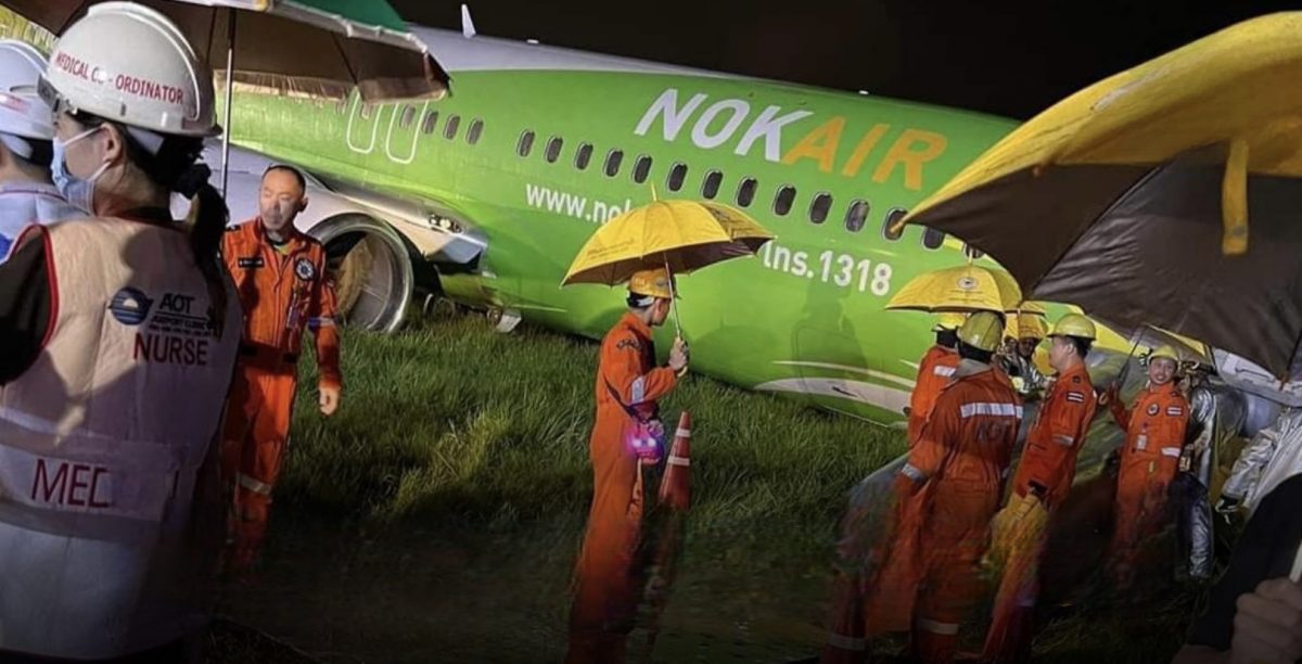 Nok Air vliegtuig gleed tijdens de landing naast de landingsbaan in Noord-Thailand, niemand gewond