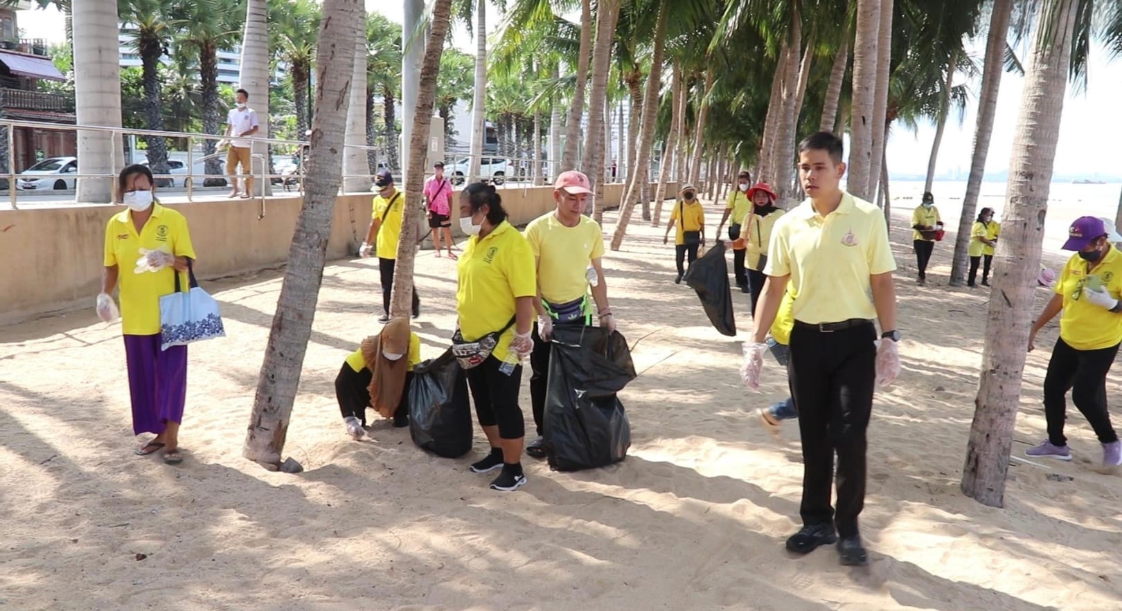 Met gezamenlijke inspanning is de beach road van Jomtien keurig opgekuist om de verjaardag van Zijne Koninklijke Majesteit de Koning te vieren.