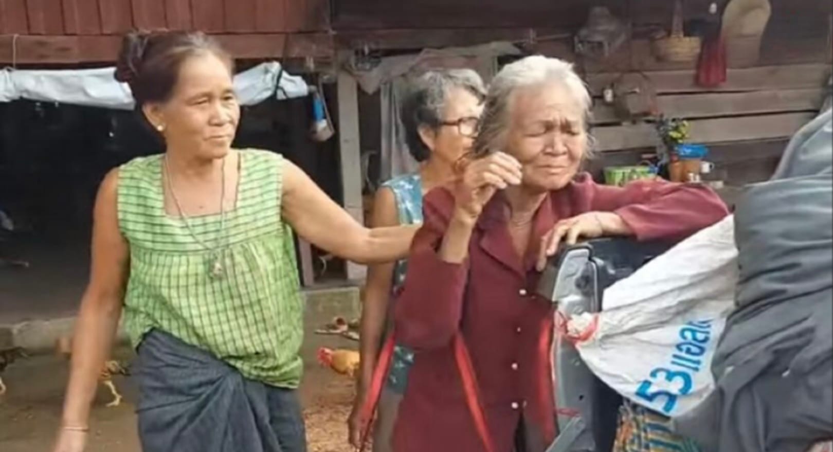 Politie uit de provincie Prachinburi, helpt een 70-jarige vrouw nadat zij door haar stiefkind het huis werd uitgezet