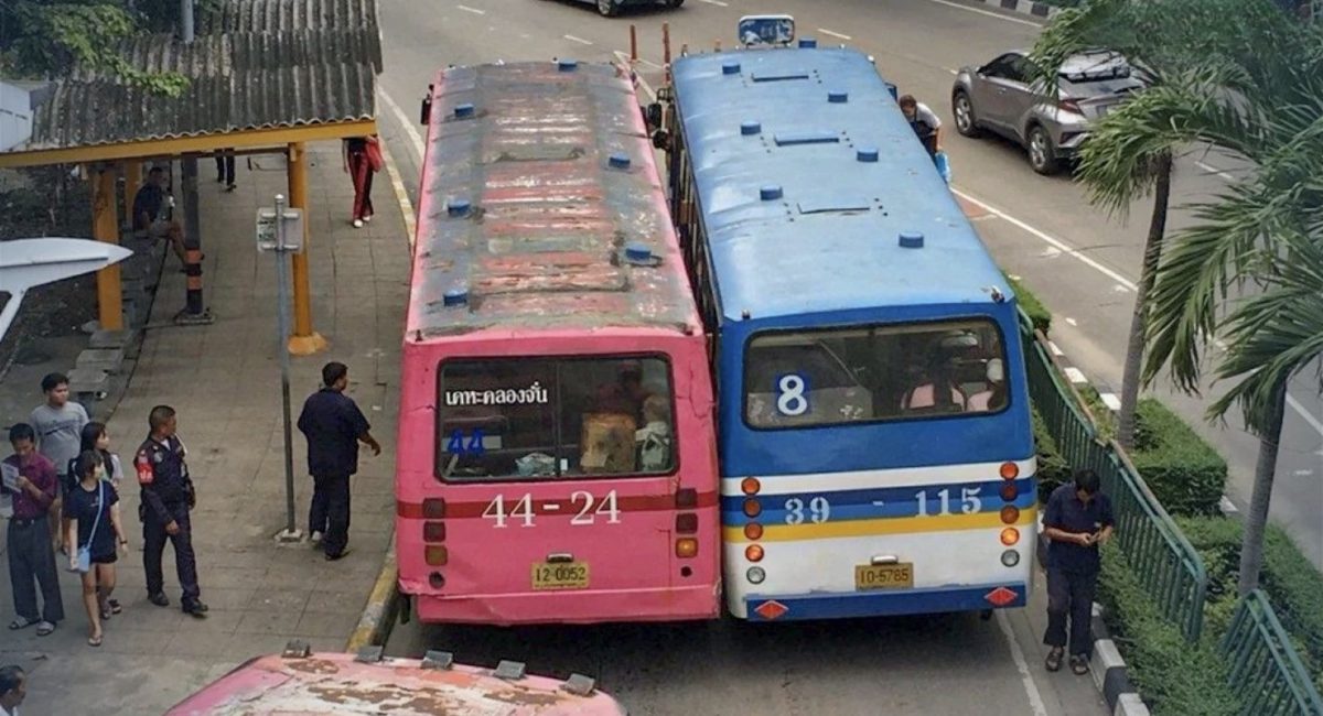 De rampenbus nr. 8 met slecht gehumeurd personeel wordt binnenkort van de weg in Bangkok verbannen