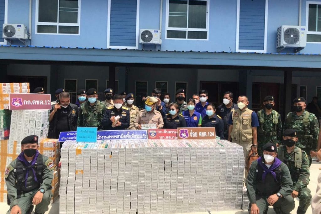 Thaise douane- en accijnsdienst wrijft in de handen na omvangrijke inbeslagname van 39.000 pakjes buitenlandse sigaretten 
