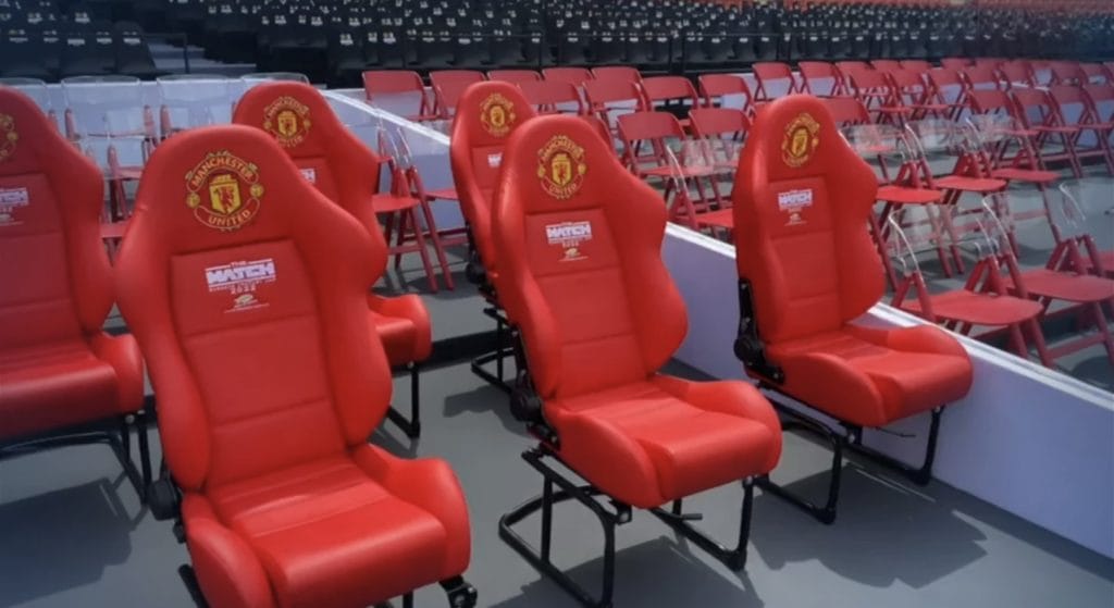 Thaise man gaat aan de haal met de speciaal gemaakte Manchester United – Liverpool stoelen uit het Rajamangala stadion