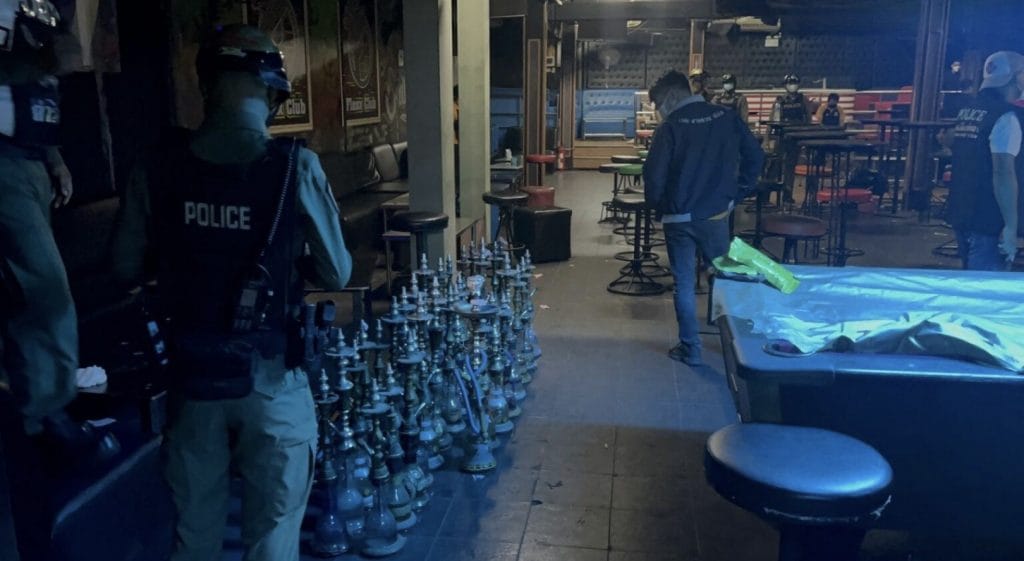 Nachtclub in Walking Street van Pattaya is gistermorgen door de politie overvallen wegens meerdere vermeende overtredingen