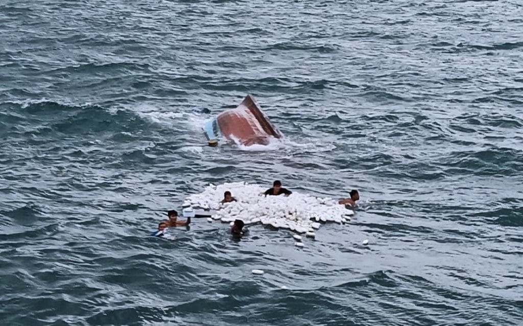Bij een nachtelijke beproeving, de bemanning van een vissersboot in Zuid-Thailand gered 