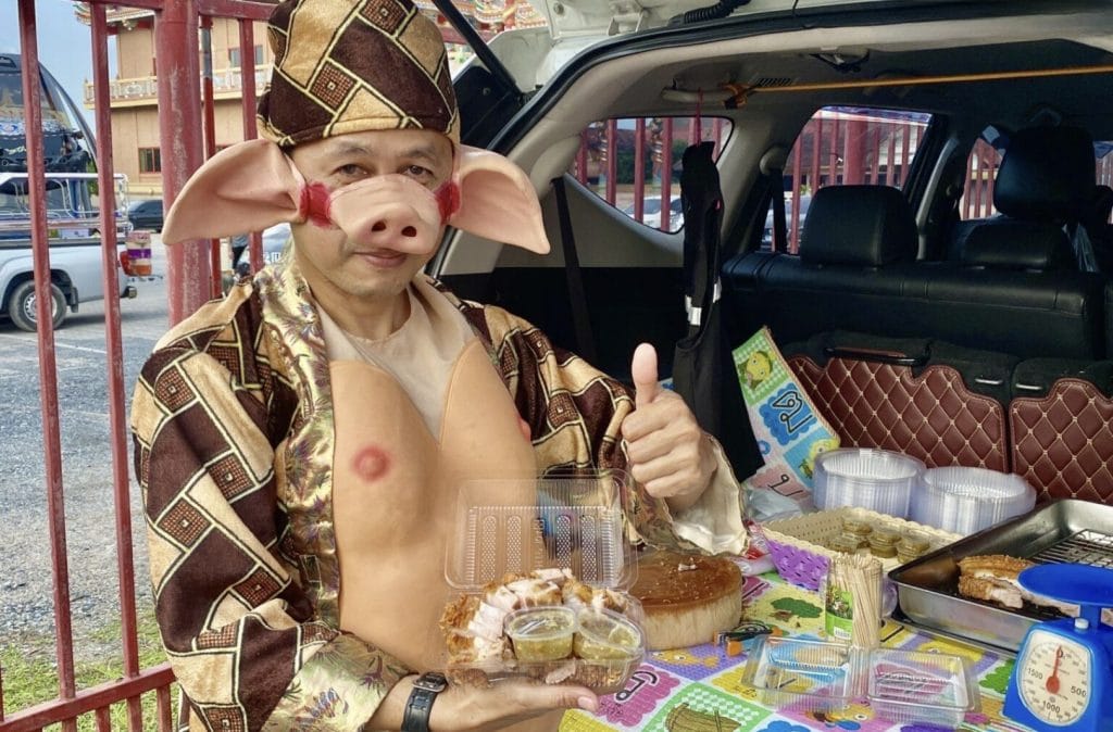 🎥 | Een kapper die in Pattaya varkensvlees verkoper in varkenskostuum werd, trekt de glimlach van vele klanten!