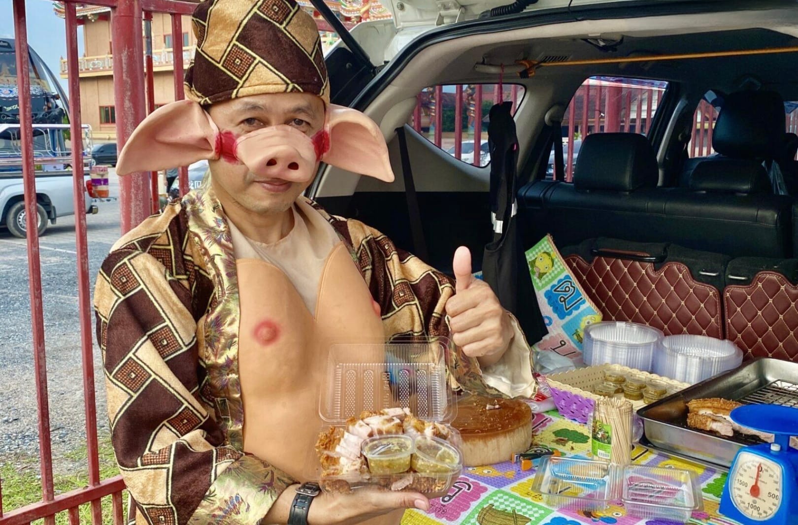 🎥 | Een kapper die in Pattaya varkensvlees verkoper in varkenskostuum werd, trekt de glimlach van vele klanten!