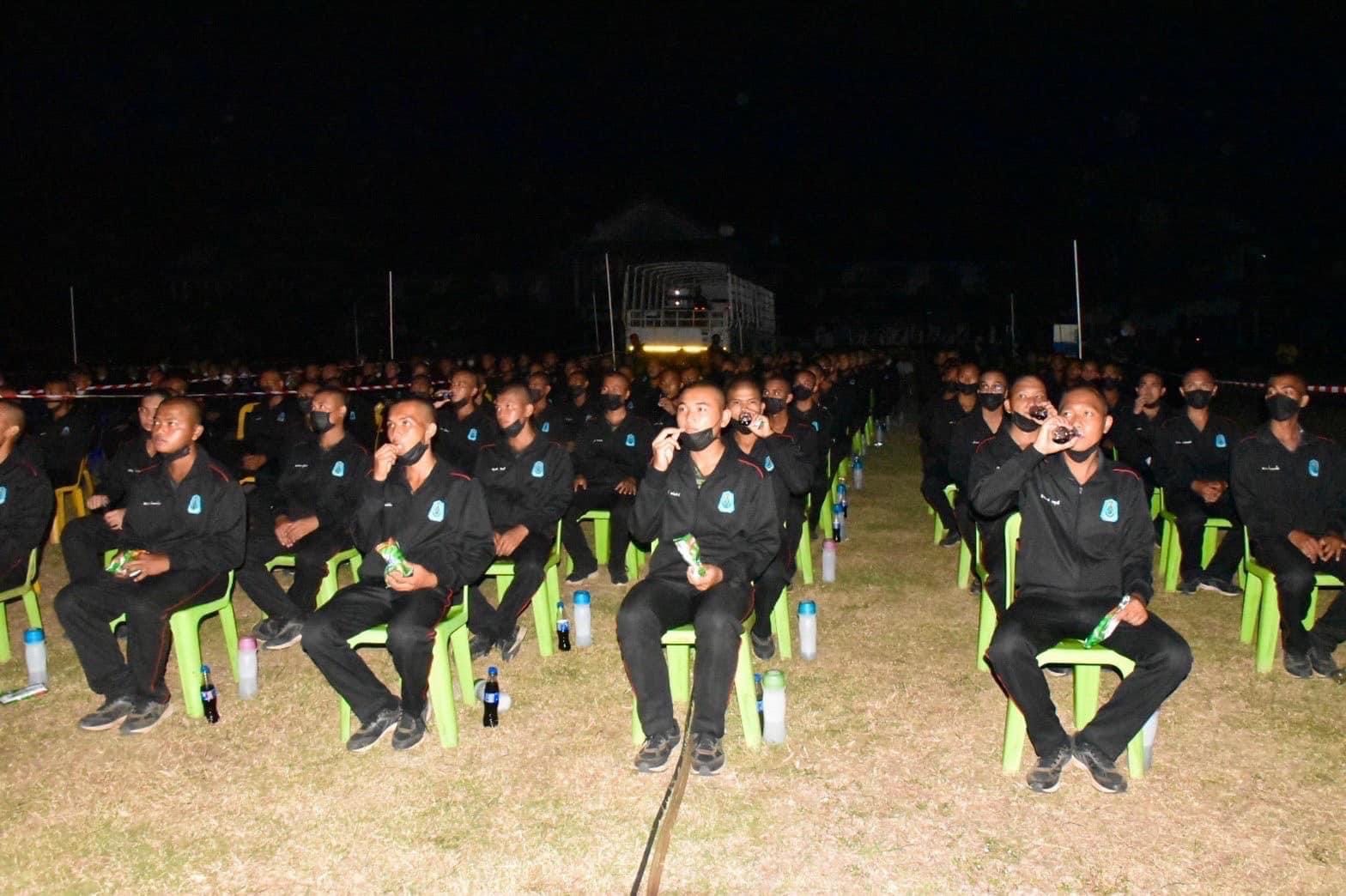 🎥 | Een vakantie in een eigen land, oom Somchai doet zijn best, het leger in Thailand weerlegt bewering dat de gouverneur van Bangkok hun idee kopieert