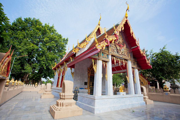 De kamnam van de wijk Thonburi in Bangkok moet het geschil tussen één Thaise vrouw en te luid zingende monniken gaan oplossen 