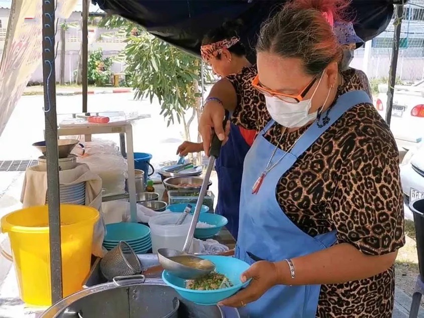 Vrouw uit Pattaya verkoopt al 25 jaar nog steeds vissoep voor slechts 20 baht per kom