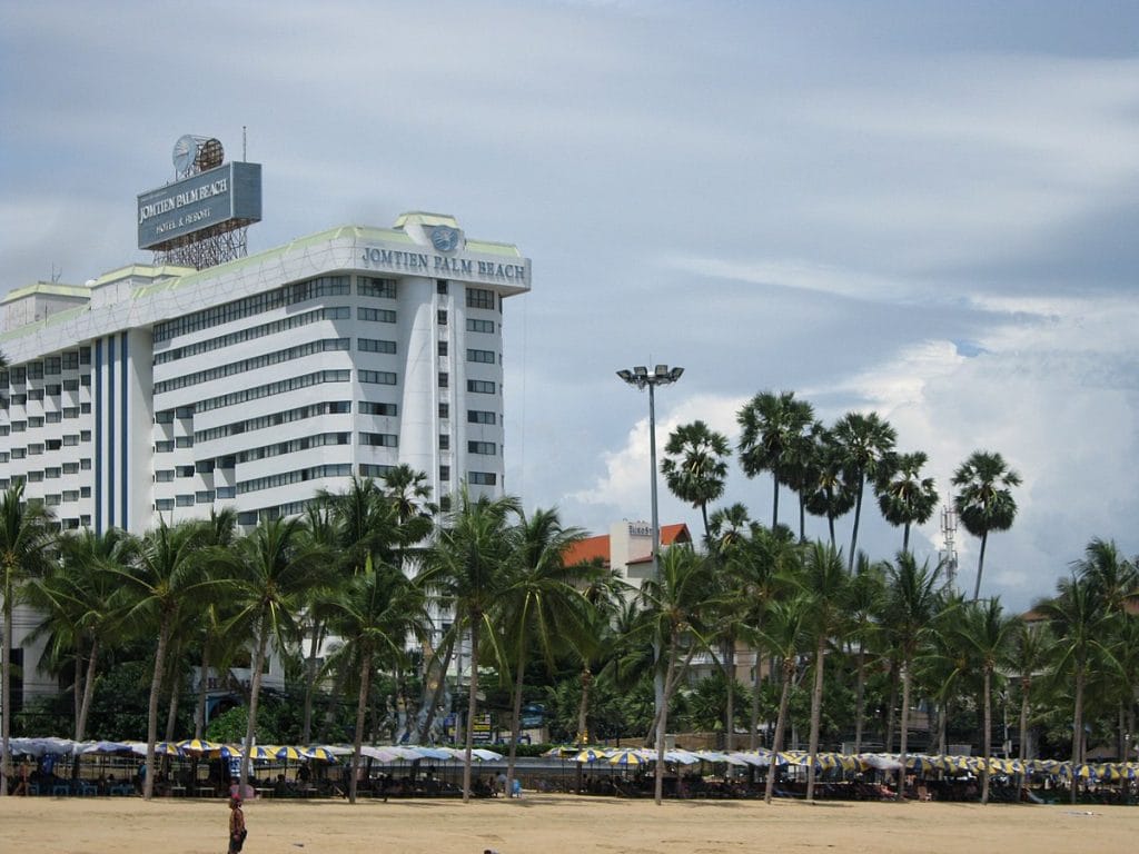 Vandaag is het precies 25 jaar geleden dat de beruchte brand in het Jomtien Hotel zich voordeed, een brand die minstens 90 mensenlevens eiste