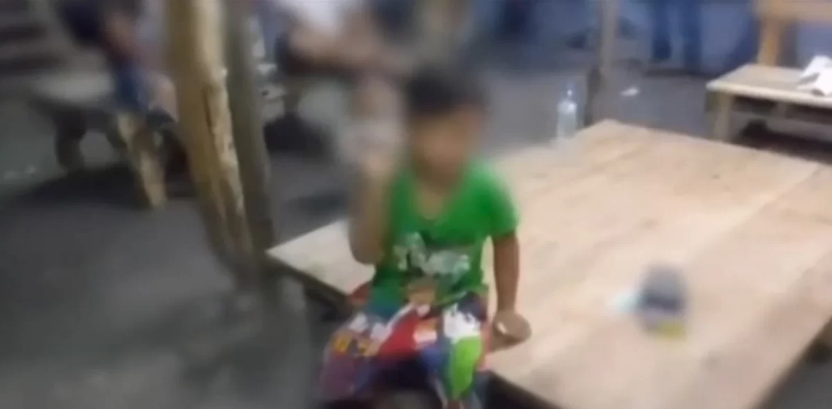 4-jarige jongen in Centraal Thailand helpt de politie goklustigen te arresteren, waaronder zijn eigen pappa en mama