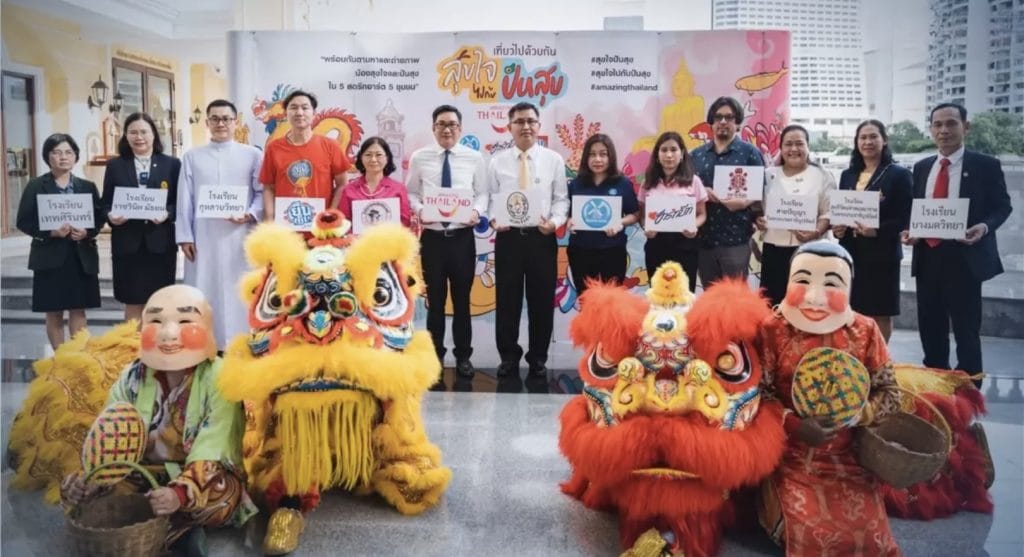 De toeristen in 5 provincies in Thailand wacht een rijkdom aan straatkunst