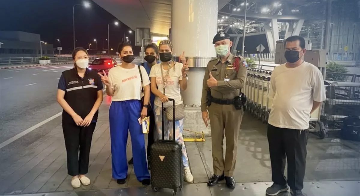 De toeristenpolitie in Thailand krijgt complimenten voor het opsporen van bagage van 2 Saoedische toeristen