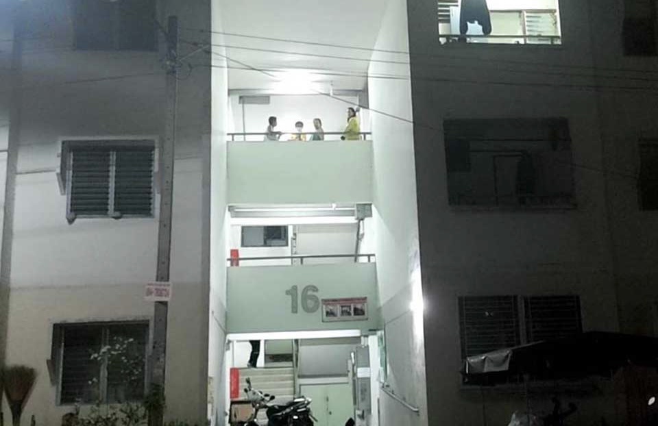 Thaise vrouw die bijna een jaar in een appartement in Pattaya door haar werd gegijzeld, springt vanaf de 3e verdieping naar beneden 