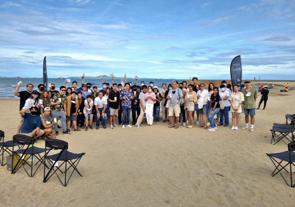 De koffieleuten hielden een ‘Morning Drip’ op Pattaya Beach, waarbij de burgemeester aanwezig was.