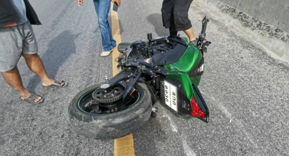 Het lichaam van student bij één bizar motorongeluk in centraal Thailand in tweeën gespleten 