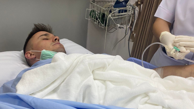 De 30-jarige Julius Grauls moet 60.000 euro voor operatie vinden, of voet wordt geamputeerd na zwaar ongeval in Thailand