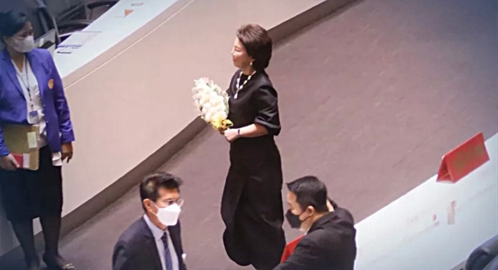 Oppositieparlementsleden leggen grafbloemen voor het spreekgestoelte van het parlementsgebouw in Thailand