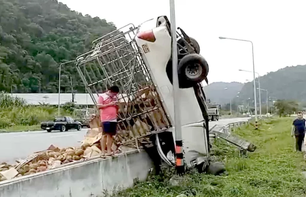 Het Thaise zandmannetje had het voorzien op een pick-up bestuurder in Zuid-Thailand, het liep gelukkig goed af 