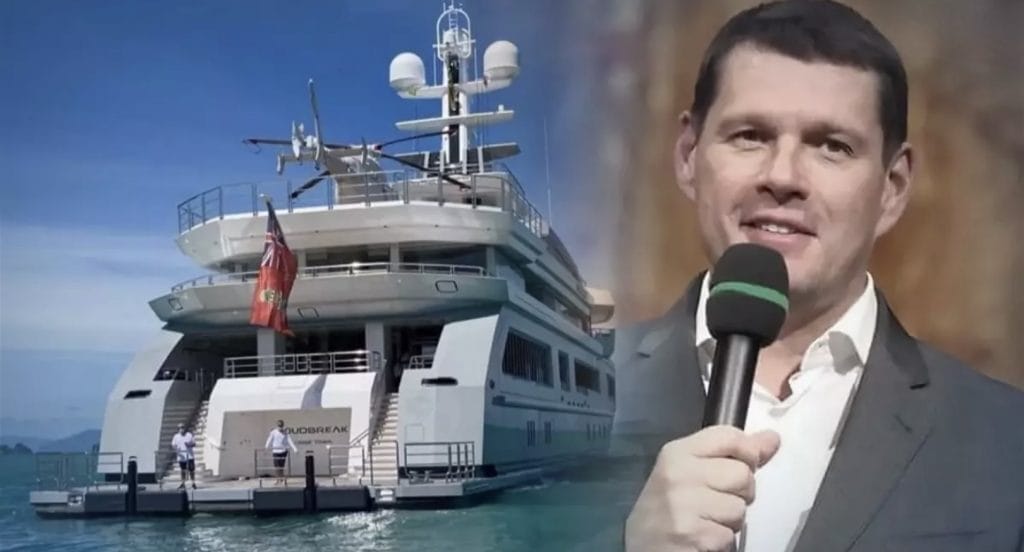 Russische miljardair parkeert zijn uiterst luxe jacht in Koh Samui nu Thailand de inreisbeperkingen heeft opgeheven